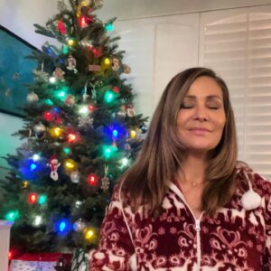 Constance Marie Instagram - Wishing only good things to you all✨
Sweet dreams lovely humans.
✨💖🎄🙏🏽✨
#MerryChristmas #GoodVibes
#SweetDreams
#mondaymotivation #Monday #ChristmasDay #Christmas #fyp