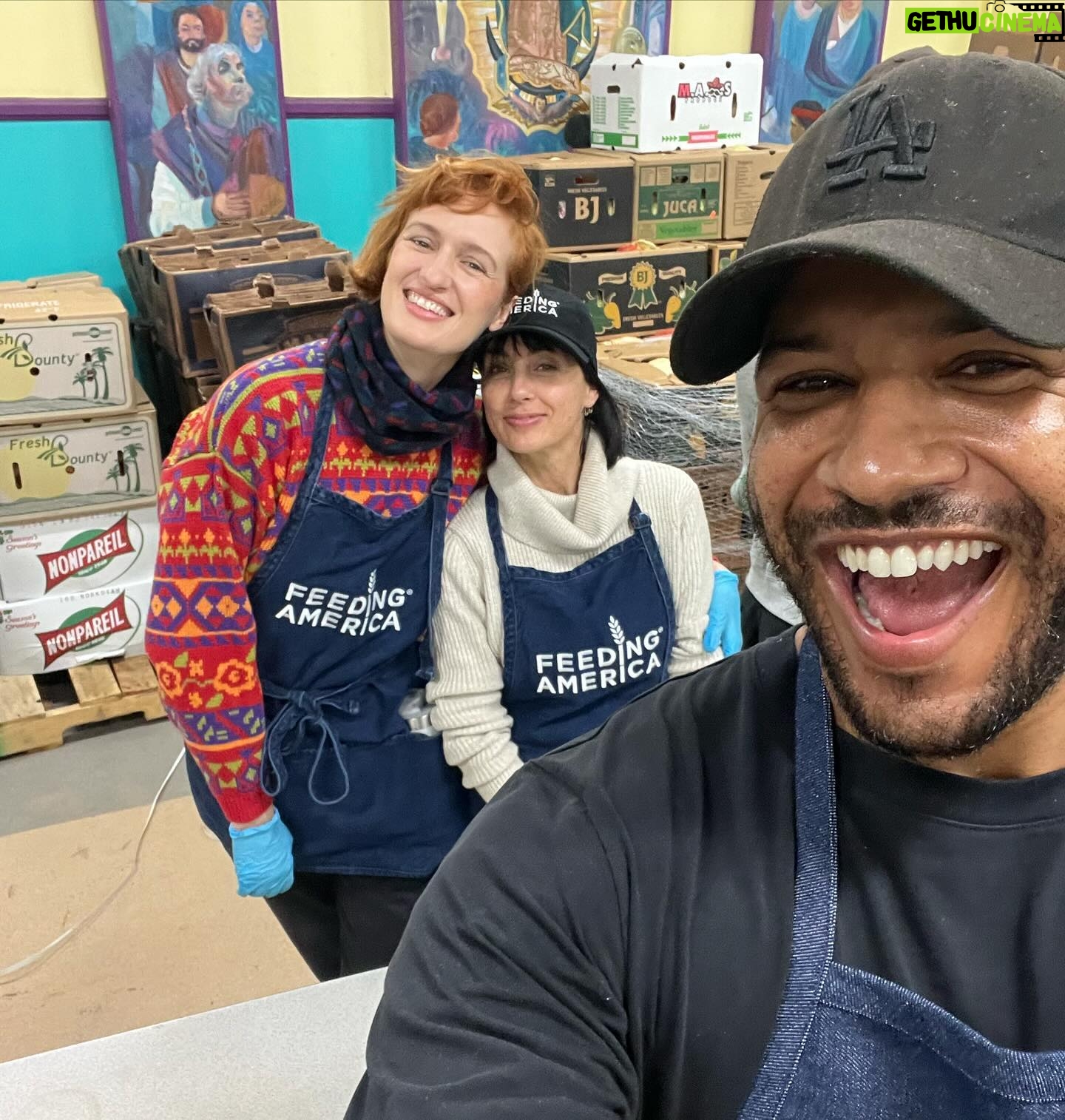 Constance Zimmer Instagram - Had an incredible day yesterday working with @feedingamerica alongside my pals @jeffreybchapman and @breedawool while making new friends. We put together 180 boxes of fresh produce, frozen dinners, breakfast items, snacks and treats galore in one hour and gave out almost that many in a window of time between rain storms. Food brings people together. This holiday season (and beyond) you can help families facing hunger bring meals home. I look forward to working with @FeedingAmerica and @sfcla to help distribute food to local members next year too, as they are feeding people year round! Join the movement to help end hunger during the holidays and into the New Year at feedingamerica.org/holiday. #thankfulthursday