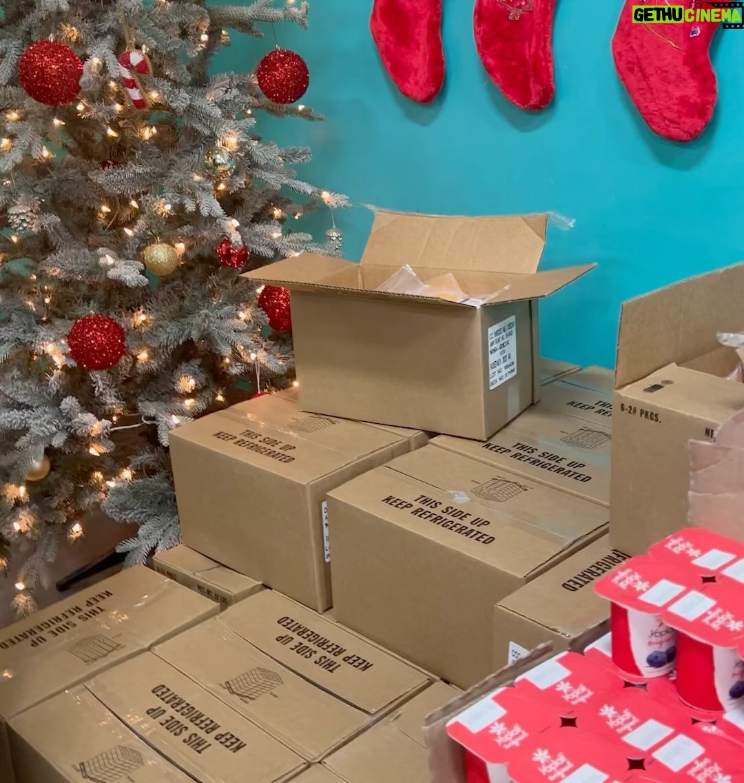 Constance Zimmer Instagram - Had an incredible day yesterday working with @feedingamerica alongside my pals @jeffreybchapman and @breedawool while making new friends. We put together 180 boxes of fresh produce, frozen dinners, breakfast items, snacks and treats galore in one hour and gave out almost that many in a window of time between rain storms. Food brings people together. This holiday season (and beyond) you can help families facing hunger bring meals home. I look forward to working with @FeedingAmerica and @sfcla to help distribute food to local members next year too, as they are feeding people year round! Join the movement to help end hunger during the holidays and into the New Year at feedingamerica.org/holiday. #thankfulthursday