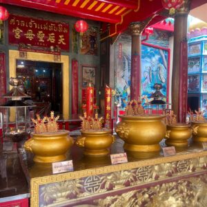 Coralie Delmarcelle Instagram - Quartier chinois de Bangkok 🇹🇭🇨🇳✨

#chakkrawat #bangkok #thailande #quartierchinois #chine #wangburaphaphirom #temples #asie #asiatique #travel #shopping #colors #chinatown