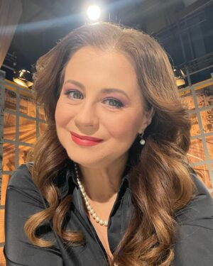 Corina Dănilă Instagram - Vă invit la un nou Jurnal Cultural, în câteva minute!!! 🌈
#jurnalulcultural #television