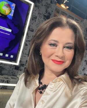 Corina Dănilă Instagram - Gata să începem un nou Jurnal Cultural! La ora 21:00. La TVR Cultural. 🤗
#jurnalulcultural -#television