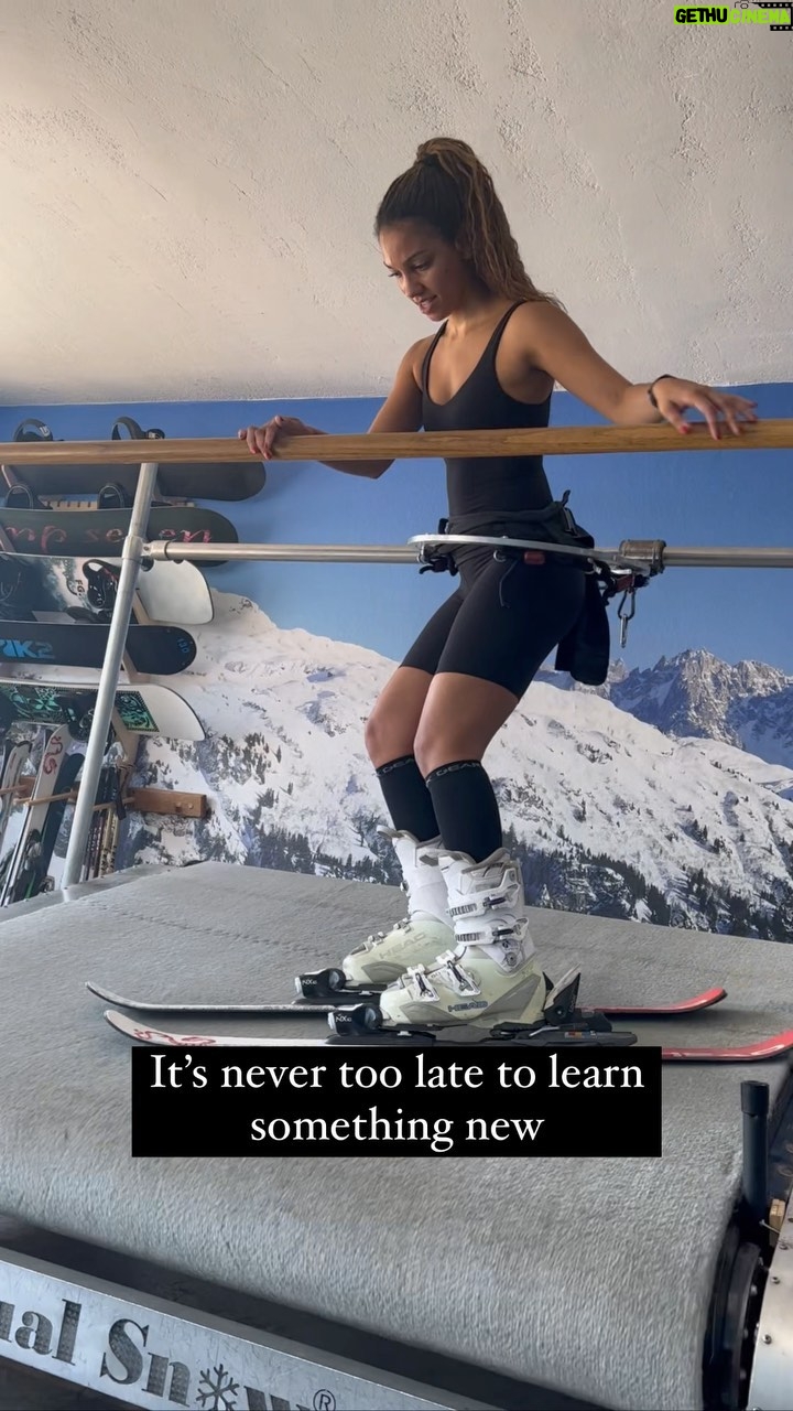 Corinne Foxx - 21.5K Likes - always wanted to learn how to ski, so I did 🤷🏽♀️⛷️💕 thanks @virtualsnowla for the best *virtual* lessons 🙏🏽 #skiing #skilessons #mammoth