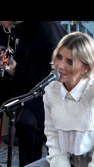 Cornelia Jakobs Instagram - ♥️ Musikhjälpen ♥️
På musikhjälpen.se finns det massor av sätt du kan bidra till en tryggare tillvaro för barn på flykt ifrån krig. Tex kan du lägga ett bud på min soffa eller lägga en slant för att va med i lottningen om en musikkväll på Kalfjäll innehållande 2 biljetter till min spelning på fjället, boende och en helikoptertur. Alla pengar går oavkortat till Musikhjälpens arbete för barnen på flykt. Oavsett storlek eller kategori, Om du kan - gör nånting. Tack @musikhjalpen för det otroliga arbetet ni gör, och tack för att vi fick besöka er i buren. Det här är en av 3 låtar vi framförde, en av mina absoluta favoritlåtar - Landslide av Fleetwood Mac.