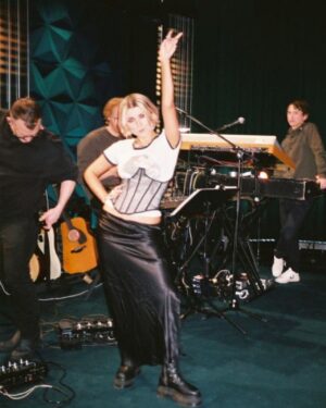 Cornelia Jakobs Instagram - Ummmm, this little lady is releasing a new single tonight at 10 pm. 👀👀 The title together with the birth and up-bringing of the song will be revealed in tonight’s episode of the Swedish TV show Songland 👀👀 
It’s a show about songwriting 🤩🤩🤩 my FAVE subject!!! Catch us at SVT1 at 9 pm!! 🫶🏼