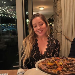 Cosondra Sjostrom Instagram - Chicago Vibes and Girl Tribes. 🤍

#chicagopizza #deepdishpizza #travelinspo #veganpizza