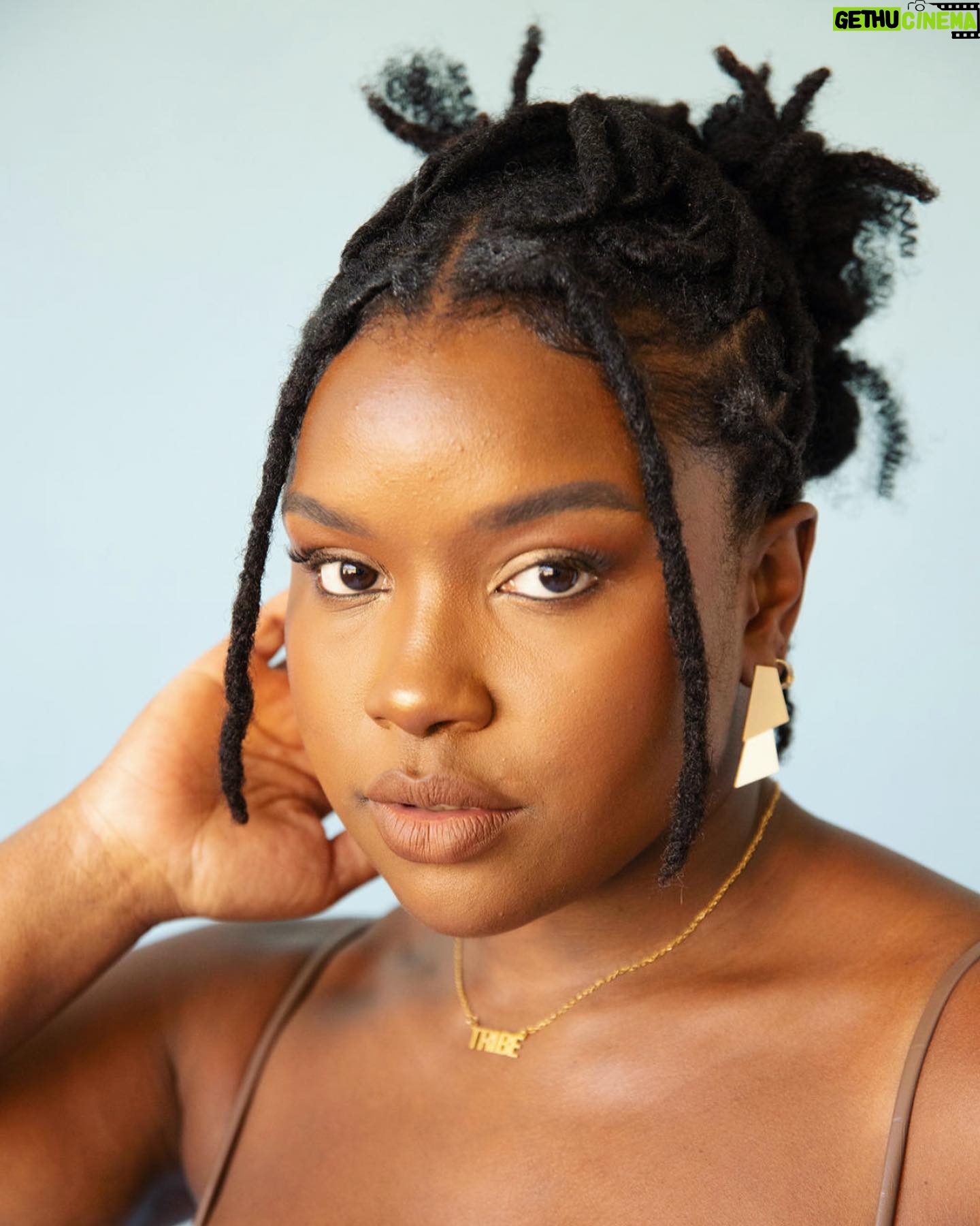 Courtney Taylor - 16.3K Likes - A face card, you hear me! Editorials AND Headshots ??!! Hit the jackpot with @darshaezamariphoto 👌🏾👌🏾
Hair: @mitchellcantrellbeauty
MUA: @zazaxobeauty