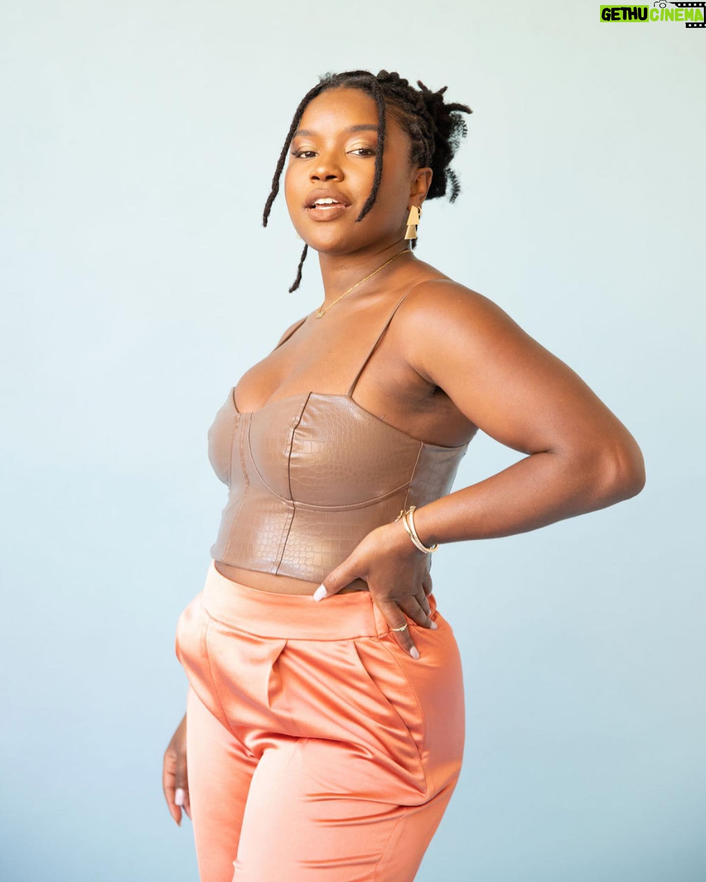 Courtney Taylor - 16.3K Likes - A face card, you hear me! Editorials AND Headshots ??!! Hit the jackpot with @darshaezamariphoto 👌🏾👌🏾
Hair: @mitchellcantrellbeauty
MUA: @zazaxobeauty