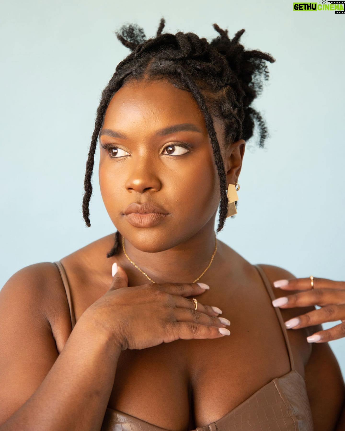 Courtney Taylor - 16.3K Likes - A face card, you hear me! Editorials AND Headshots ??!! Hit the jackpot with @darshaezamariphoto 👌🏾👌🏾
Hair: @mitchellcantrellbeauty
MUA: @zazaxobeauty