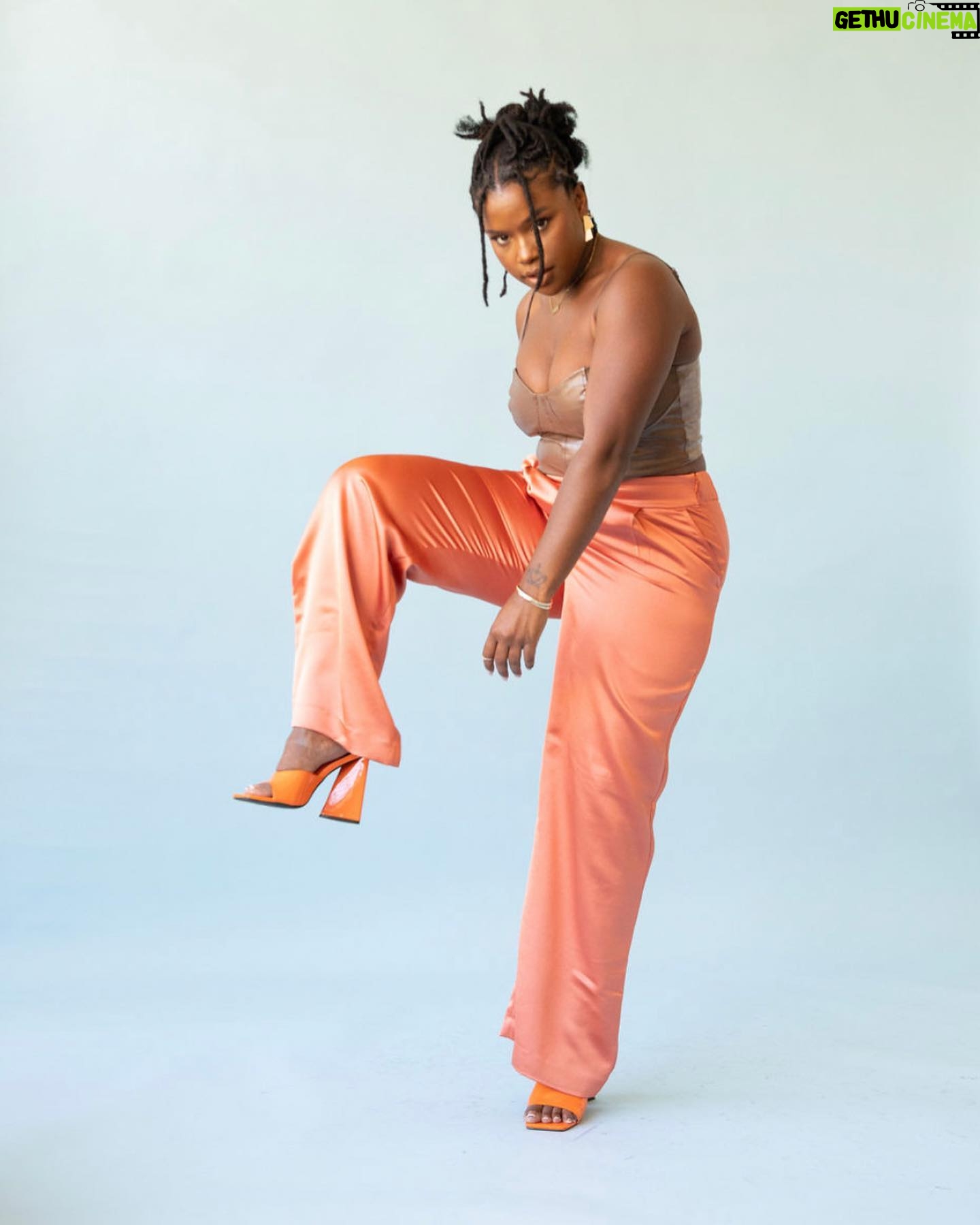Courtney Taylor - 16.3K Likes - A face card, you hear me! Editorials AND Headshots ??!! Hit the jackpot with @darshaezamariphoto 👌🏾👌🏾
Hair: @mitchellcantrellbeauty
MUA: @zazaxobeauty