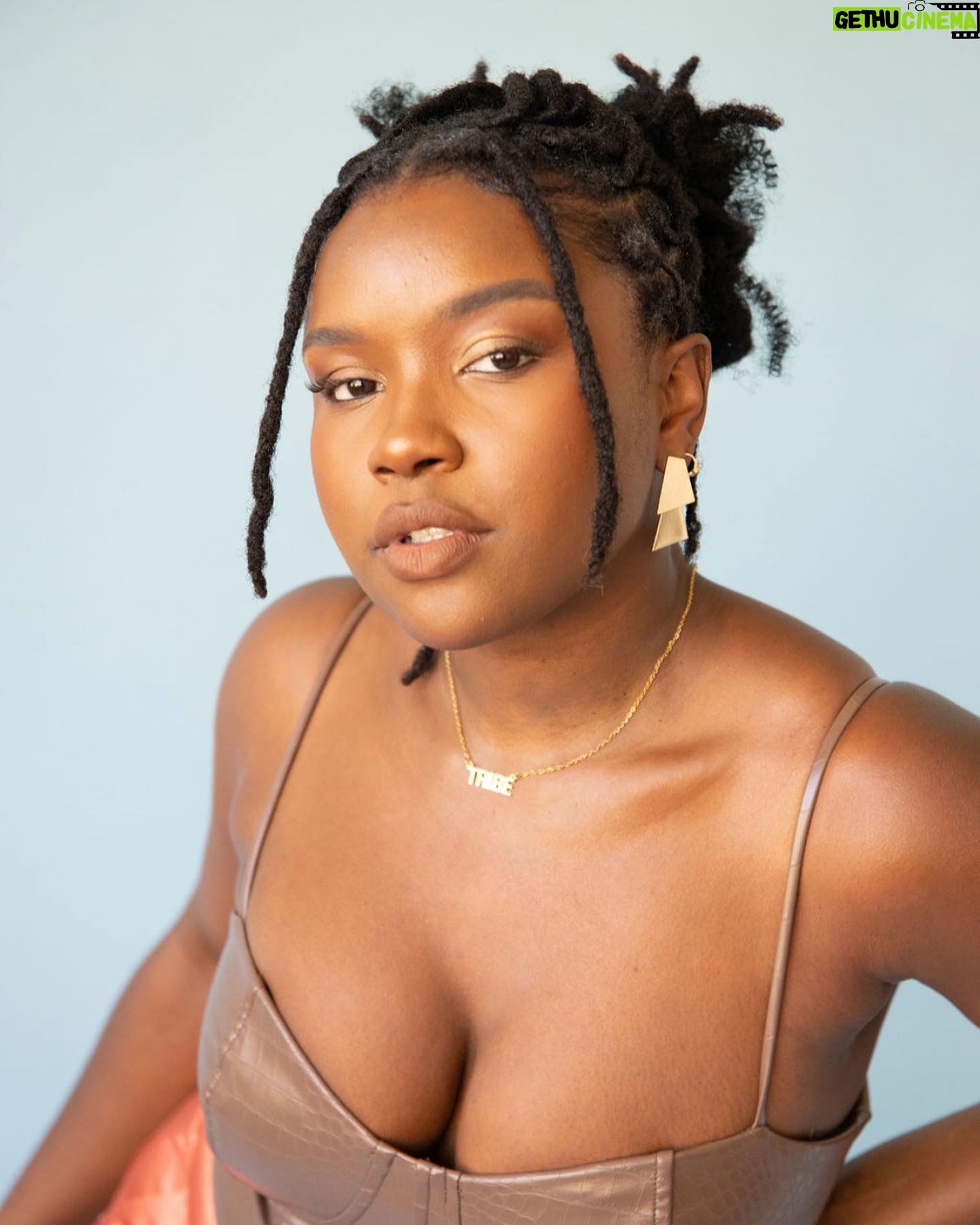 Courtney Taylor - 16.3K Likes - A face card, you hear me! Editorials AND Headshots ??!! Hit the jackpot with @darshaezamariphoto 👌🏾👌🏾
Hair: @mitchellcantrellbeauty
MUA: @zazaxobeauty