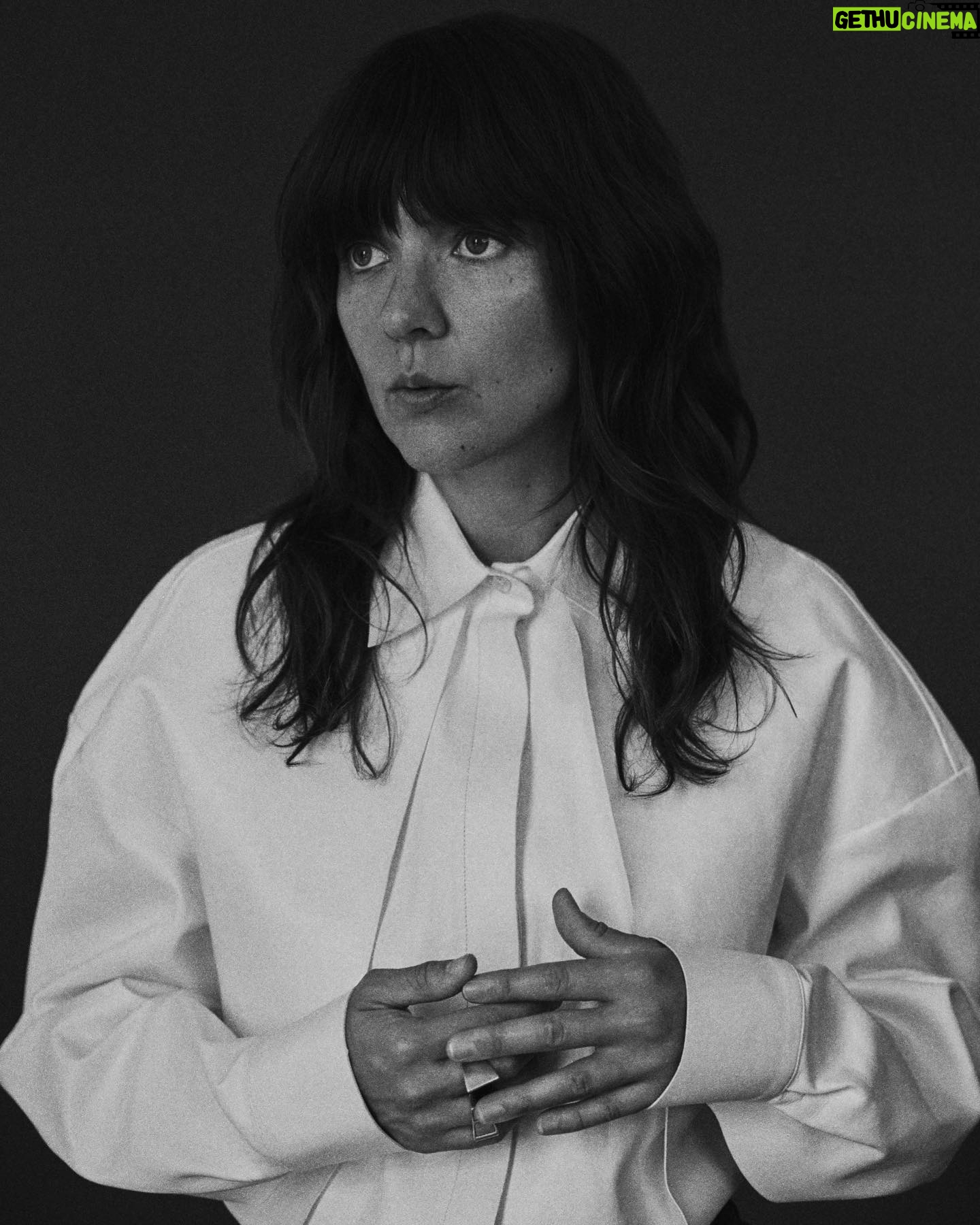 Courtney Barnett - 10.8K Likes - @FlauntMagazine 25th anniversary edition 💎
Photographed by @Andi.Elloway
Styled by @SoareeStylist wearing @alexandermcqueen
Written by @SpeckHero
Article at www.flaunt.com
Hair @JuanitaLyon using @Oribe
Makeup @AmyChance