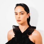 Courtney Eaton Instagram - EMMYS 🪩🍾 Thank you always to my team Styling: @ecduzit Style assist: @garrett__ives @lolokilgore Tailoring: @swankenstein Hair: @dereksyuen Makeup: @danadelaney Photos: @cadenhuston Hype woman: @margieedilivio