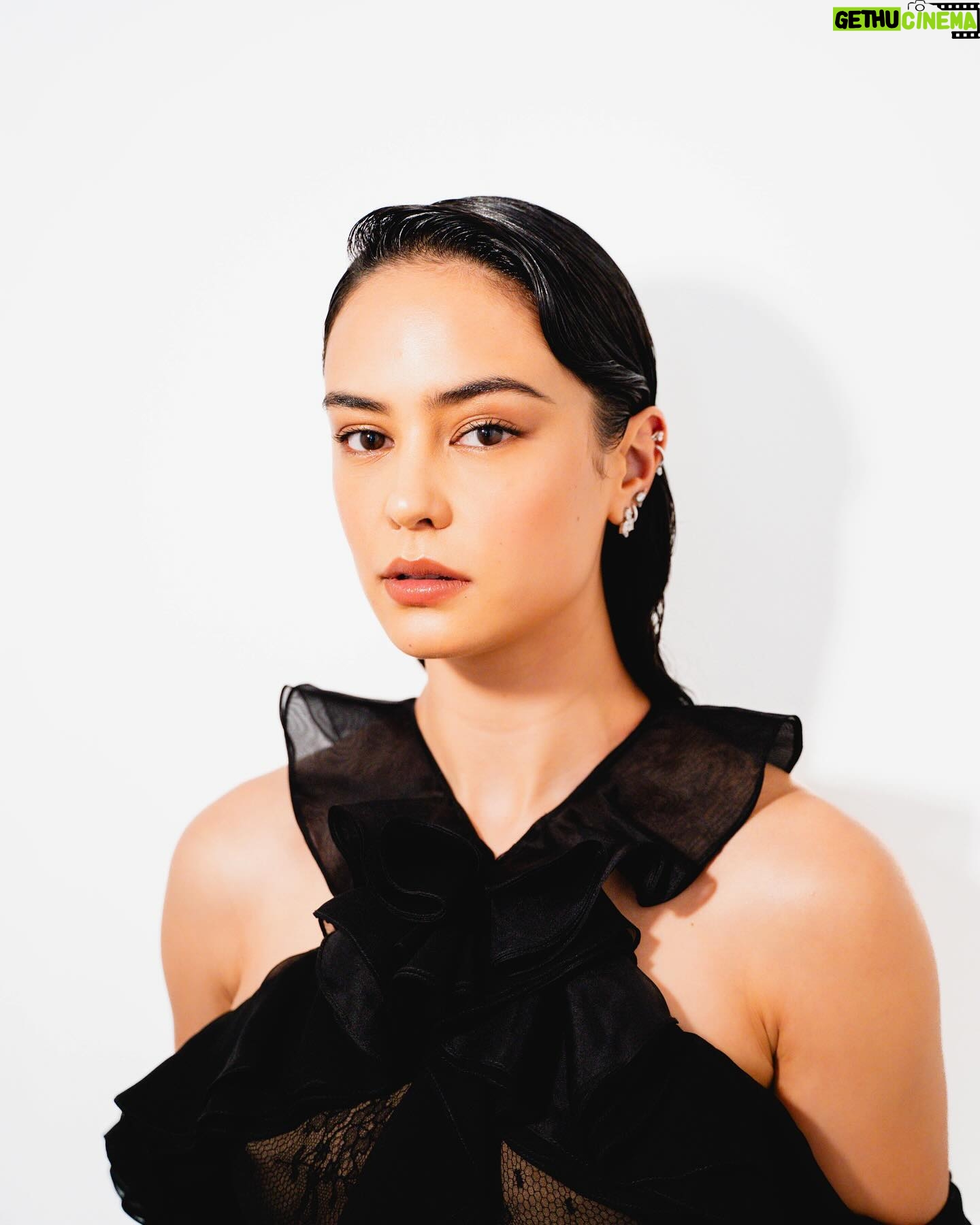 Courtney Eaton Instagram - EMMYS 🪩🍾 Thank you always to my team Styling: @ecduzit Style assist: @garrett__ives @lolokilgore Tailoring: @swankenstein Hair: @dereksyuen Makeup: @danadelaney Photos: @cadenhuston Hype woman: @margieedilivio