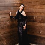 Courtney Eaton Instagram - EMMYS 🪩🍾 Thank you always to my team Styling: @ecduzit Style assist: @garrett__ives @lolokilgore Tailoring: @swankenstein Hair: @dereksyuen Makeup: @danadelaney Photos: @cadenhuston Hype woman: @margieedilivio