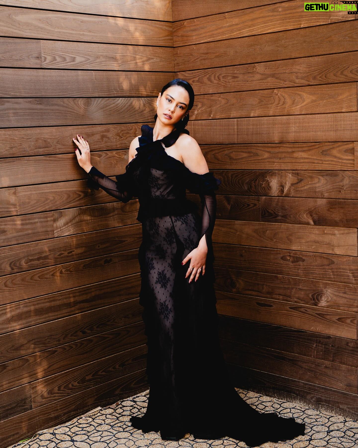 Courtney Eaton Instagram - EMMYS 🪩🍾 Thank you always to my team Styling: @ecduzit Style assist: @garrett__ives @lolokilgore Tailoring: @swankenstein Hair: @dereksyuen Makeup: @danadelaney Photos: @cadenhuston Hype woman: @margieedilivio