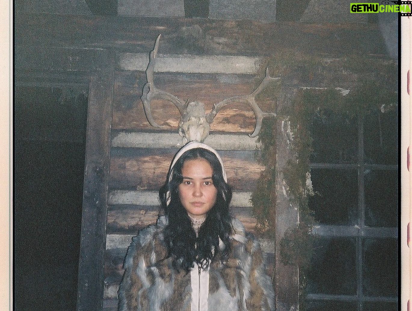 Courtney Eaton Instagram - EPISODE 9 tonight! That’s season 2 done. Big big love to the amazing Yellowjackets crew and our incredible writers for a WILD season. We went full crazy this year. In the best way! See you for season 3 🌲🔥🏠