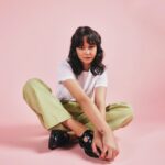 Courtney Eaton Instagram - Talking Yellowjackets! Thank you @_seija_ @hollywoodreporter 🐝 Photographer: @feaverish MU: @danadelaney Hair: @samiknighthair