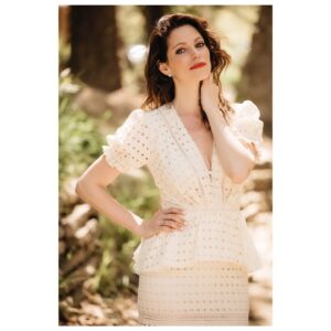 Courtney Henggeler Instagram - No, I don’t have a caption for this picture. 
But I do have a movie I wrote on @hulu now. 
And a case of @heineken 
So. 

📸 @ashleybarrettphotography 
💄 @pircillapae 
👗 @jessica_margolis @johannaortizofficial 
💇🏻‍♀️ @michaelduenas