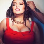 Cristela Alonzo Instagram - Random throwback to one of my FAVORITE pics. It just popped up on my phone. Photo by @itstroyjensen Craig has been doing my hair for 9 years. I love him. I like to play with looks and he knows he can suggest anything and I’m down. He introduced me to Troy after my friend Danielle (that did my makeup since 2014) moved to Hawaii. Troy does amazing makeup and is a great photographer. I haven’t done any promo/PR stuff while working on what will be my next stand-up special so I haven’t needed to glam up but….when I need to look awesome, I see Troy and Craig. I mean, look at this pic! I don’t look like this on my own. ❤️ Makeup: @itstroyjensen Hair: @craiggangi
