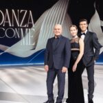 Cristiana Capotondi Instagram - Questa sera ci vediamo alle 21 su @rai1official per festeggiare insieme il nuovo anno a Danza con me. Tanti amici tante storie tanti passi da fare insieme come buon auspicio per l’anno appena iniziato. Grazie al padrone di casa @robertobolle per il tango ❤️ Grazie ai compagni di viaggio @lucazingarettiofficial (ballerino!!) @elioelst (a Genova si parla romanaccio) @paola_minaccioni (che “bona”) Grazie PamMara 🙏🏻 @pamela.maffioli Grazie ai ballerini, ai coreografi, agli autori, alla regia, alla produzione Rai e a Ballandi, allo studio, alle luci, ai costumi, trucco e capelli. Per me: grazie Glo, La Anto & Maurino. Grazie Tranchino (you Make me beautiful) @stefania_tranchino Grazie @giorgioarmani & @pomellato (La pancina post Anna c’è ma non si vede 😂😂😂)