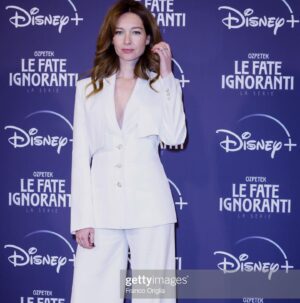 Cristiana Capotondi Instagram - Oggi in bianco per Le Fate ignoranti 🤍
@disneyplusit @ferzanozpetek @gianlumaz 
Grazie @albertaferretti @gloriaripamonti 
MAKE UP @giovannipirrimakeup 
HAIR Antonio Leone per @rdarobertodantonio