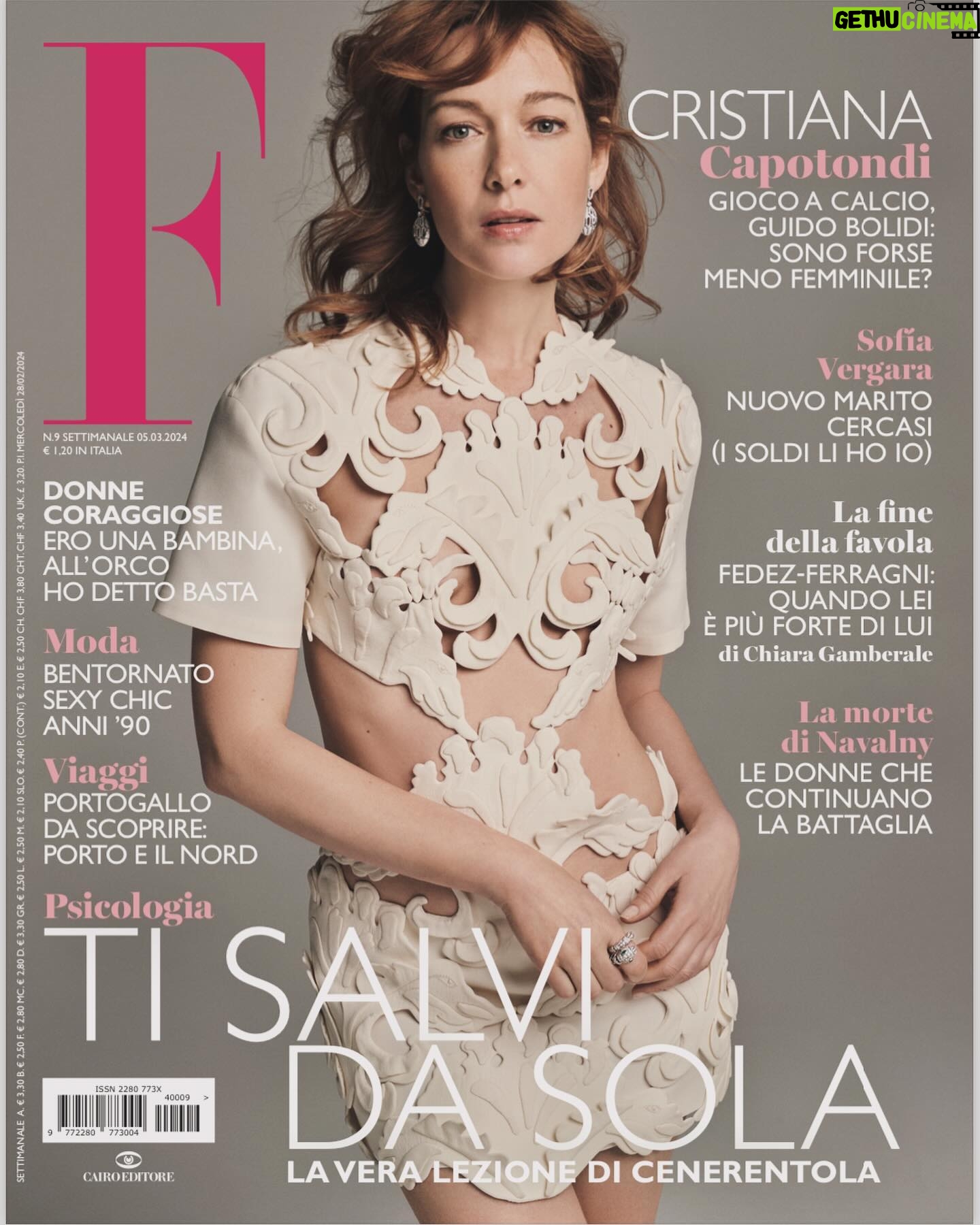 Cristiana Capotondi Instagram - Un certo modo di stare al mondo, all’arrembaggio, è quello che mi unisce a Margherita Hack e che racconto in questa intervista in cui, tra abiti bellissimi, abbiamo giocato alla libertà GRAZIE Zebaki best team ever ❤️ @pamela.maffioli @_giadagiordano @diana.lapiccirella @fabioleidi 📷 @gloriaripamonti my stylist is better than yours @dellortosilvia MAKE UP & sorrisi @maurizio_kulpherk_ HAIR