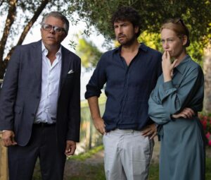 Cristiana Capotondi Instagram - Noi tre fratelli, che come ci metti ci metti, stiamo bene a litigare assieme sin da bimbi. Nella nostra casa d’infanzia sul mare per qualcuno, Davide la pecora nera della famiglia, il tempo s’è fermato a qualche soldino racimolato affittando camere. Ma noi, Renzo e io, fratelli di successo siamo costretti a tornarci in quella casa dopo tanti tanti anni e…vabbè dai che Succede anche nelle migliori famiglie.

GRAZIEEEEE miei fratelli @alessandrosianiofficial @dino.abbrescia ho passato un’estate splendida grazie a voi!

Antonio Catania, Anna Galiena, Sergio Friscia, Euridice Axen, Silvia Mazzieri vi voglio bene ❤️

E poi la nostra troupe con il signor Tani su tutti che dopo 16 anni con la galanteria che si impara alla scuola dei direttori della fotografia mi ha fatta ancora carina 

Il film è nelle sale da ieri, andate, andate, andate 🙏🏻