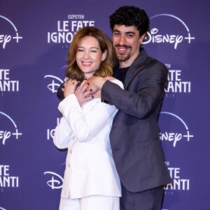Cristiana Capotondi Instagram - Oggi in bianco per Le Fate ignoranti 🤍
@disneyplusit @ferzanozpetek @gianlumaz 
Grazie @albertaferretti @gloriaripamonti 
MAKE UP @giovannipirrimakeup 
HAIR Antonio Leone per @rdarobertodantonio