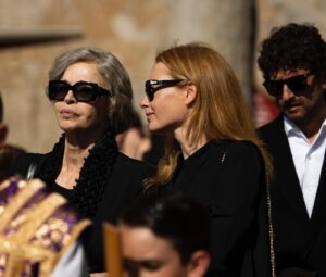 Cristiana Capotondi Instagram - Noi tre fratelli, che come ci metti ci metti, stiamo bene a litigare assieme sin da bimbi. Nella nostra casa d’infanzia sul mare per qualcuno, Davide la pecora nera della famiglia, il tempo s’è fermato a qualche soldino racimolato affittando camere. Ma noi, Renzo e io, fratelli di successo siamo costretti a tornarci in quella casa dopo tanti tanti anni e…vabbè dai che Succede anche nelle migliori famiglie.

GRAZIEEEEE miei fratelli @alessandrosianiofficial @dino.abbrescia ho passato un’estate splendida grazie a voi!

Antonio Catania, Anna Galiena, Sergio Friscia, Euridice Axen, Silvia Mazzieri vi voglio bene ❤️

E poi la nostra troupe con il signor Tani su tutti che dopo 16 anni con la galanteria che si impara alla scuola dei direttori della fotografia mi ha fatta ancora carina 

Il film è nelle sale da ieri, andate, andate, andate 🙏🏻