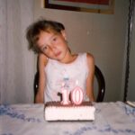 Cristiana Capotondi Instagram - Questa sono io il 13 settembre del 1990, quando ho compiuto 10 anni. Sono nata sana e sono grata alla vita per avermi concesso di realizzare gran parte dei miei sogni. Ogni bambino dovrebbe crescere sperando di realizzare i propri sogni. È per questo che vi chiedo di fare come me: andate su www.telethon.it per sostenere la ricerca Telethon con una piccola o grande donazione! Permettiamo ai bambini con una malattia genetica rara di diventare grandi e realizzare i loro sogni. 🤍 @telethonitalia 🤍