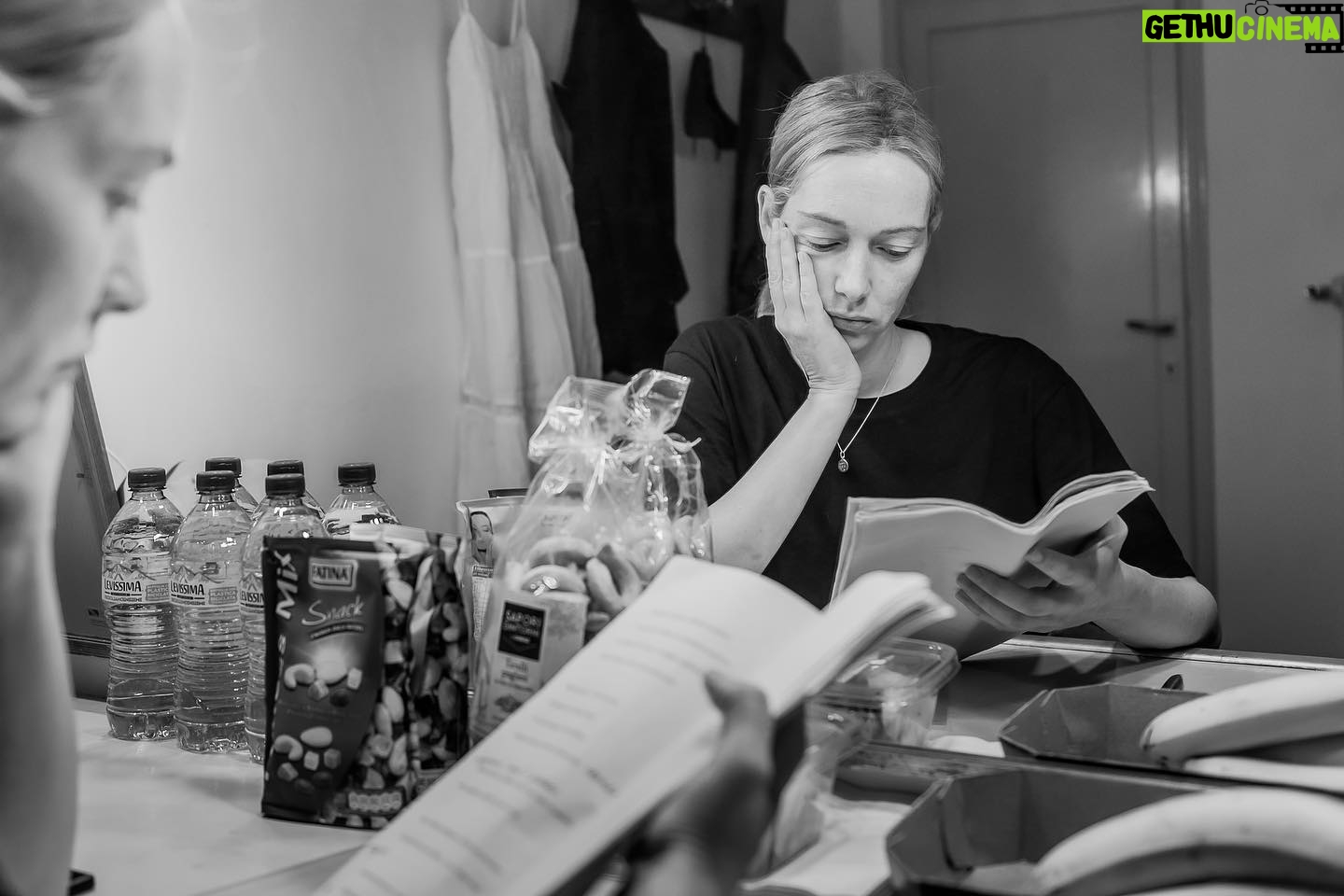 Cristiana Capotondi Instagram - Ieri il mio debutto al @teatrodellapergola è stata un’emozione grande. Lo spettacolo del pubblico nella meraviglia di uno splendido teatro all’italiana non lo dimenticherò mai. Firenze è sempre stata generosa con me e ieri, una volta ancora, ho capito perché le voglio così tanto bene. GRAZIE a chi c’era e grazie a chi ci sarà! LA VITTORIA È LA BALIA DEI VINTI vi aspetta GRAZIE a @dario_nardella @comunedifirenzerp @regionetoscana con il suo Presidente Giani e poi Marco Stella e @deborah__bergamini per averci scelti per ricordare l’anniversario del bombardamento alleato di Firenze. Per la Pergola Grazie Marco Giorgetti e Valentina Di Cesare e grazie Stefano @stefano.accorsi Grazie alla mia compagna di palco Pepe Brizzi @claudiazanellaofficial Per la produzione GRAZIE a Marco, Charlie, Claudia e Barbara. Grazie a @stefano__francioni ⭐️ E grazie a @marcoboniniofficial che ha scritto la storia della Vittoria, della Nina, dell’Armida Porina, del cuoco, del fornaio e del nonno Lorenzo! Che gioia Foto di @manzinifilippo 🙏🏻