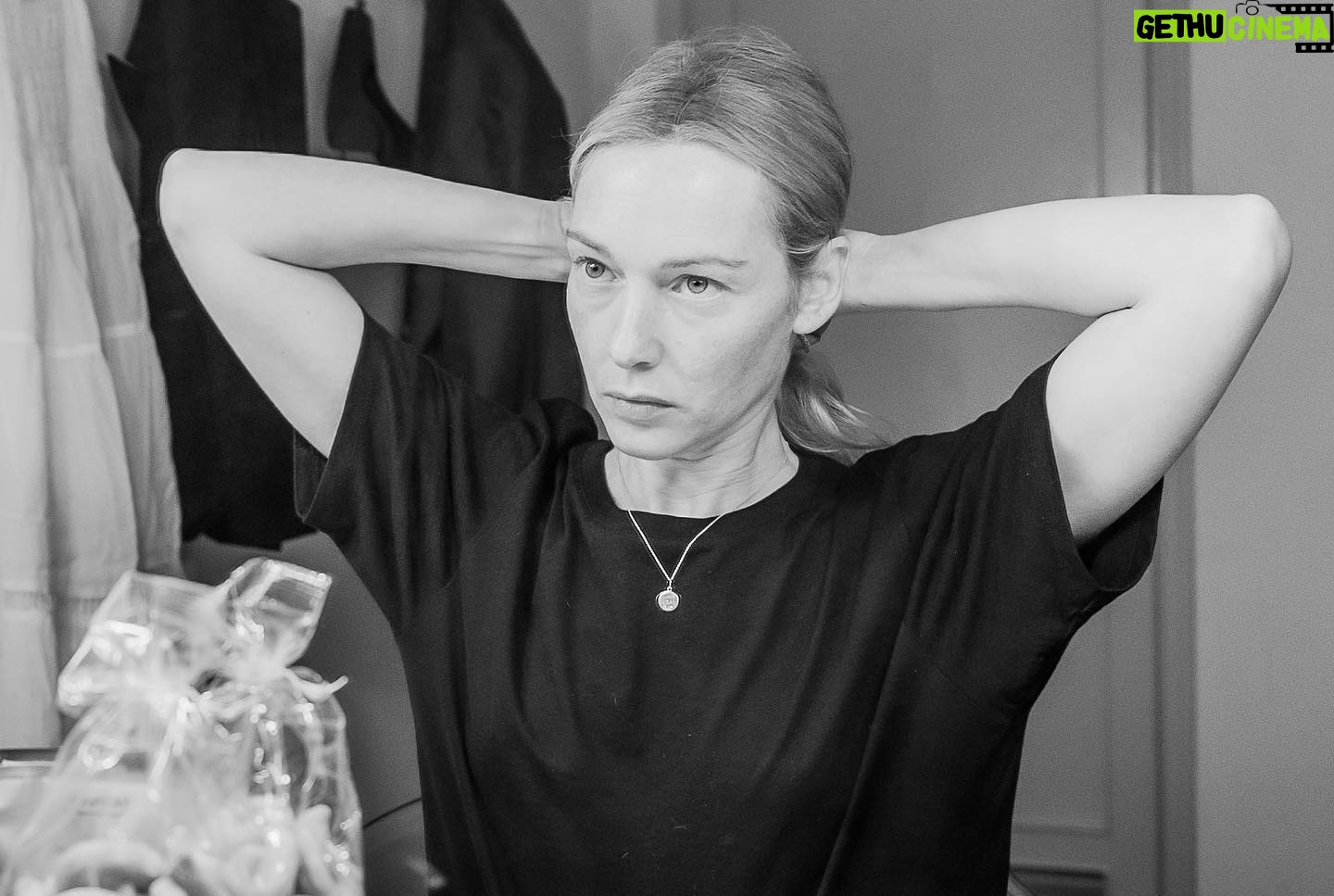 Cristiana Capotondi Instagram - Ieri il mio debutto al @teatrodellapergola è stata un’emozione grande. Lo spettacolo del pubblico nella meraviglia di uno splendido teatro all’italiana non lo dimenticherò mai. Firenze è sempre stata generosa con me e ieri, una volta ancora, ho capito perché le voglio così tanto bene. GRAZIE a chi c’era e grazie a chi ci sarà! LA VITTORIA È LA BALIA DEI VINTI vi aspetta GRAZIE a @dario_nardella @comunedifirenzerp @regionetoscana con il suo Presidente Giani e poi Marco Stella e @deborah__bergamini per averci scelti per ricordare l’anniversario del bombardamento alleato di Firenze. Per la Pergola Grazie Marco Giorgetti e Valentina Di Cesare e grazie Stefano @stefano.accorsi Grazie alla mia compagna di palco Pepe Brizzi @claudiazanellaofficial Per la produzione GRAZIE a Marco, Charlie, Claudia e Barbara. Grazie a @stefano__francioni ⭐️ E grazie a @marcoboniniofficial che ha scritto la storia della Vittoria, della Nina, dell’Armida Porina, del cuoco, del fornaio e del nonno Lorenzo! Che gioia Foto di @manzinifilippo 🙏🏻