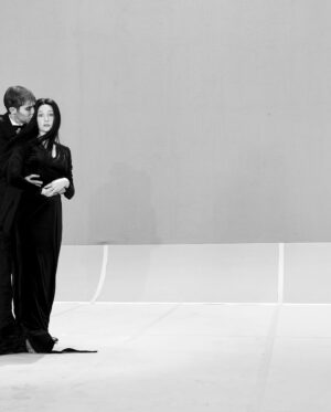 Cristiana Capotondi Instagram - Questa sera ci vediamo alle 21 su @rai1official per festeggiare insieme il nuovo anno a Danza con me. 
Tanti amici tante storie tanti passi da fare insieme come buon auspicio per l’anno appena iniziato.

Grazie al padrone di casa @robertobolle per il tango ❤️
Grazie ai compagni di viaggio @lucazingarettiofficial (ballerino!!) @elioelst (a Genova si parla romanaccio) @paola_minaccioni (che “bona”)
Grazie PamMara 🙏🏻 @pamela.maffioli 
Grazie ai ballerini, ai coreografi, agli autori, alla regia, alla produzione Rai e a Ballandi, allo studio, alle luci, ai costumi, trucco e capelli.
Per me: grazie Glo, La Anto & Maurino. 
Grazie Tranchino (you Make me beautiful) @stefania_tranchino 
Grazie @giorgioarmani & @pomellato 

(La pancina post Anna c’è ma non si vede 😂😂😂)
