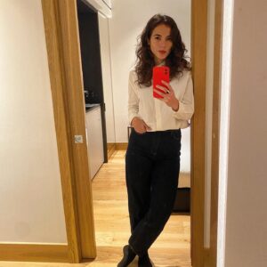 Cristina Rodlo Instagram - I took a break from reading your comments about No One Gets Out Alive and took this picture 🤓🙆🏽‍♀️🤦🏻‍♀️. 
Thank you to all of you who have seen the film!!! Thank you for your great comments!!! And for making it #1 on Netflix around the world! 
PS… the mirror needs to be cleaned🪞🤦🏽‍♀️

Paré de ver los comentarios sobre Nadie Sale Con Vida y me saqué esta foto. 😬 gracias a todos los que han visto la película!! Gracias por tan bonitos comentarios!!! Los que no la han visto que esperan??!!!! 
PD… El espejo necesita una limpiadita🤪
#noonegetsoutalive #netflix #nadiesaleconvida #aroundtheworld #mirrormirror