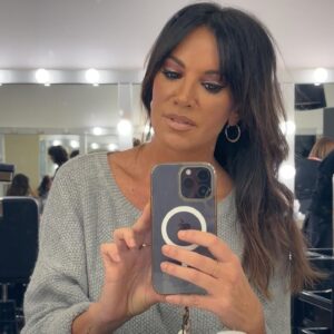 Cristina Saavedra Instagram - Mi flequillo 2 🙃
💇🏽‍♀️: @lamial8 
💄: @cristin_makeup