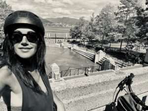 Cristina Saavedra Instagram - Por mil viajes más en bici 🥂❤️