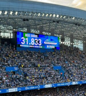 Cristina Saavedra Instagram - Ya tocaba llorar de alegría. Emocionante lo de hoy. Por la afición pero sobre todo por mi sobrina (U) Las fotos desde Riazor son suyas, como en todos los partidos. Te mereces esta celebración por fin!  #ForzaDepor #ANosaForza #SomosDepor 🍍💙🤍💙🤍
