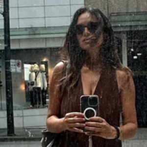 Cristina Saavedra Instagram - Cinco días. Tres países. Me han perdido una maleta. Me la han devuelto. He perdido una chaqueta. La he encontrado. Todo sigue bien. 😎 July ‘23 Around The World
Vancouver