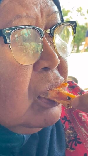 Cristina Suzanne Instagram - The symphony of flavors dancing on our taste buds 😂 yahooooo!

#mamimakankepalaudang 🦐