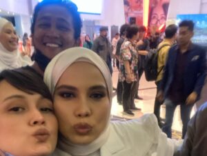 Cristina Suzanne Instagram - Thanks @_nikamir for the invite. Terjumpa pula @nadnisaa dengan @faliqsharif lepas tu kita terpaksa cepat cepat ambil gambar  @beto_kusyairy sebab orang ramai berebut rebut beratur nak ambil gambar dia.

Saya memang fail kalau nak tulis caption. Ini lah content saya untuk hari ini 😘

#imaginur