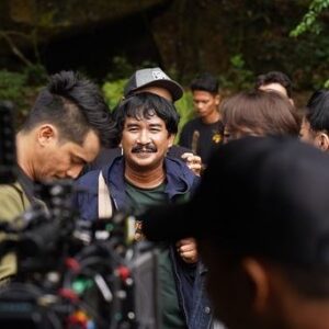 Cristina Suzanne Instagram - Bayang Crew in action. Guys jangan lupa tap tap. Jangan lupa bagi gift juga. 

Lakonan hebat dari pelakon pelakon hebat jangan main main punya @dboy_hamdan dan @niezamzaidi dan  @kei_ramoss dan @joey_daud  dan @anasridzuan  @dinanadzir  dan @kweenkeela dan raaaaamai lagi nanti saya update!

@totemcraftstudio 
#yongsari 

Tuan director kita @indra.putra_jamin dan Tuan assistant director kita @saifullah_khaisas  tap tap guys!

📸 @omasbaik 👈 ni pun jangan lupa tap tap