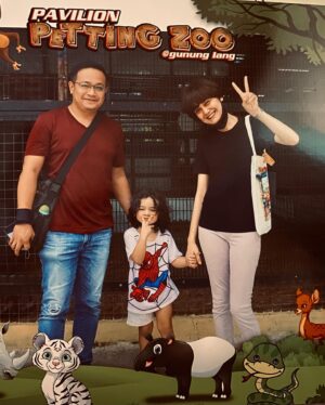 Cristina Suzanne Instagram - Our little family ❤️

📸 @mfaizzakaria 

#ipoh