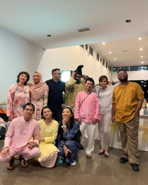 Cristina Suzanne Instagram - Don’t look at the caption. Look at me 🔥🙄

Thank you @sharifah_amani @med_faris @leyshasenyum @sharifahaleya @yana.alyahya aunty @fatimahabukar  and uncle @awangputih_photos  for inviting us. Kami semua suka makan especially laksa Sarawak tu. Minta maaf Zahir & Batin kalau saya ada buat salah silap. 

Good times. IM BACK!!!! :8D

Ada sesiapa yang nak join kita hiking? 😏 tiber