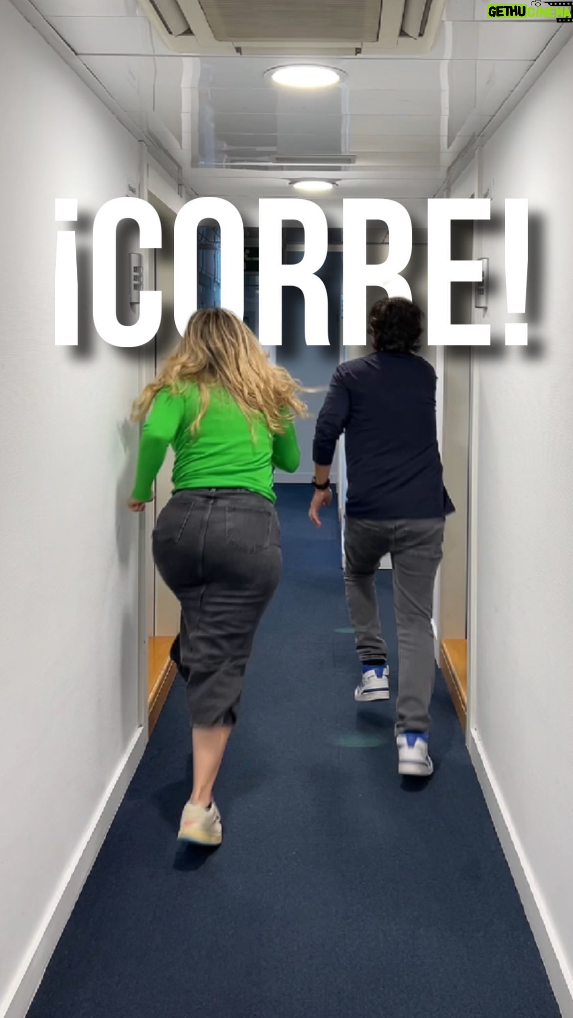 Cristina Boscá Instagram - Cuando nos dicen que NO LES GUSTA EL BUEN ROLLO POR LAS MAÑANAS, nosotros ¡CORREMOS! 😏😂🫶🏼 #andaya #los40 #trend #viral #buenrollo #morning #goodmorning