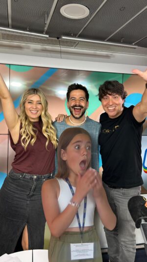 Cristina Boscá Instagram - CAMILO CUMPLE EL SUEÑO DE UNA NIÑA 🥹😍❤️
Hoy nos ha visitado en Anda Ya, y ha podido conocer a una de sus mayores fans 🏕️❤️
👉🏽¿Cómo hubieras reaccionado tú? 
#andaya #los40 #camilo #latribu #sorpresa #emocion