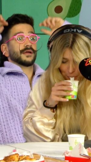 Cristina Boscá Instagram - La entrevista MÁS INCÓMODA de CAMILO 🫣😂
@cristinabosca se pone en la piel de la reportera 🎙️ más ‘peculiar’ en esta nueva EmBOSCAda 😏
Una broma de CÁMARA OCULTA que le hacemos a los invitados más guays 🤩
😂 ¿qué te parece? 
#andaya #camaraoculta #los40