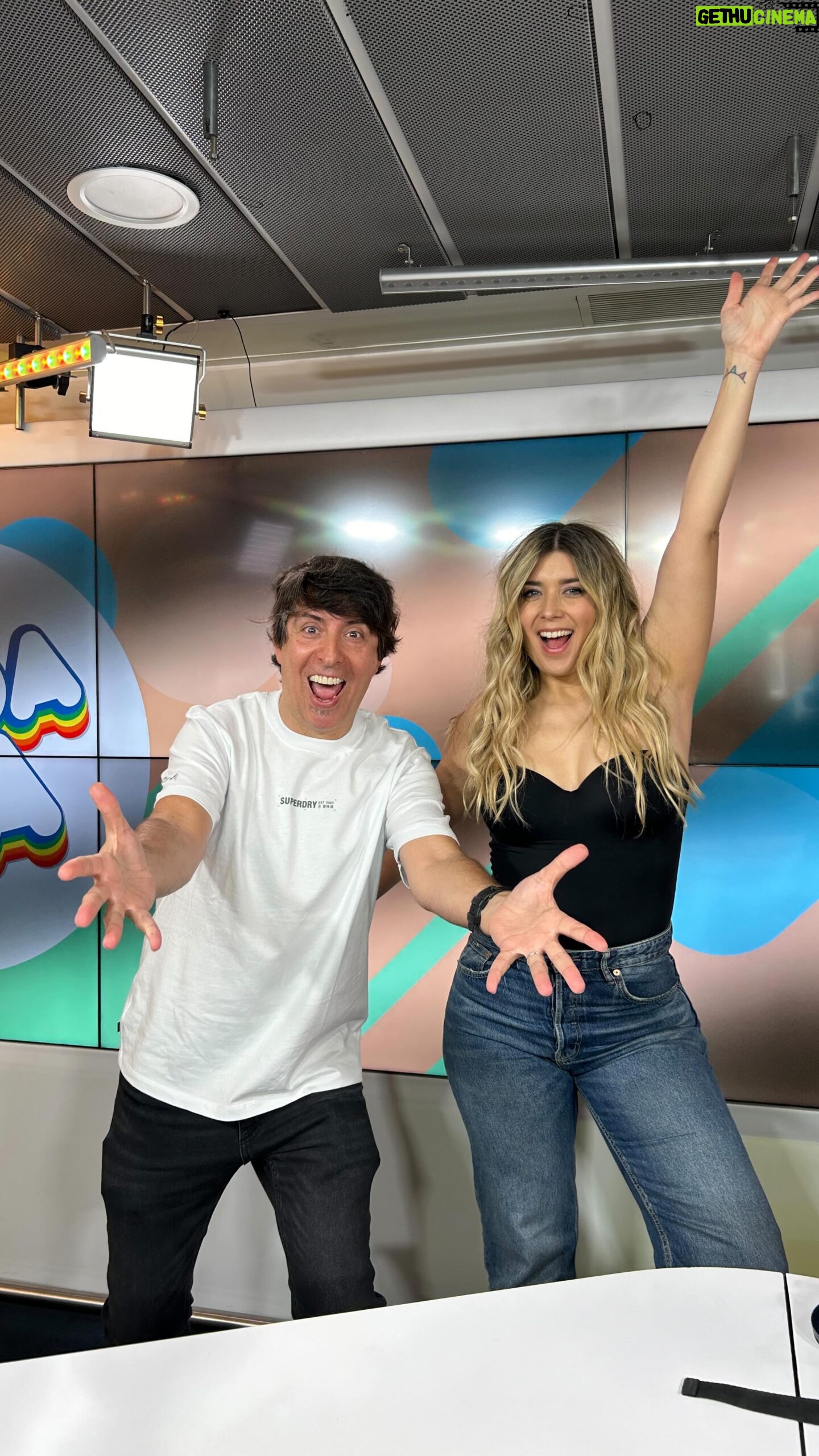 Cristina Boscá Instagram - Hoy es un día muy especial y solo nos queda daros las GRACIAS 🥹🩷 ANDA YA logramos uno de los MEJORES datos y nos mantenemos como el programa musical MÁS ESCUCHADO🎧en nuestro país. ¡Hemos subido casi 200.000 oyentes! 🥹🫶🏼MIL GRACIAS, Andayeros #andaya #los40 #egm