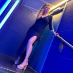 Cristina Boscá Instagram - Segundo outfit! Mismo vestido, en AZUL! Con las sandalias más cómodas del mundo! @pedromiralles #los40primaverapop 📷 @sergiofigueirasgomez @los40spain