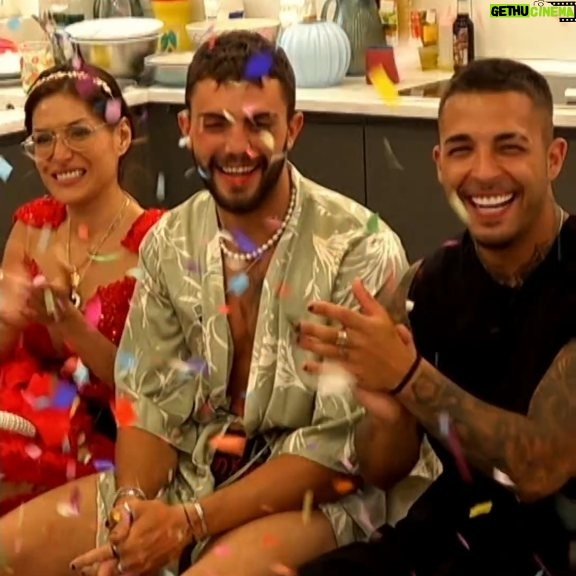 Cristina Boscá Instagram - En la nueva gala de inmunidad los vecinos tendrán que nominarse nuevamente a la cara, y viviremos la expulsión definitiva entre los nominados: Álex, Miriam y Álvaro 💥 #LosVecinosDeLaCasaDeAlLado, esta noche a las 21:00h con Cristina Bosca, en #mitelePLUS #reality #vecindario #vecinos12J #programas #cristinaboscá #mediasetespaña